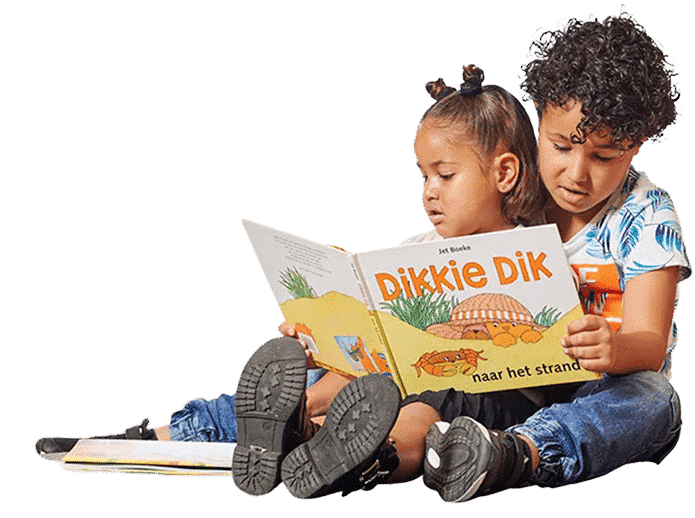 Twee kinderen lezen een boek