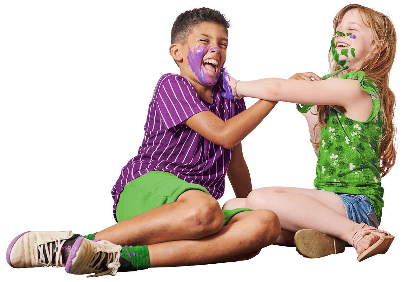 Twee kinderen lezen een boek